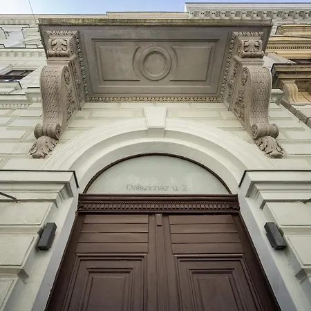 Architecture Fan's Near Opera House *