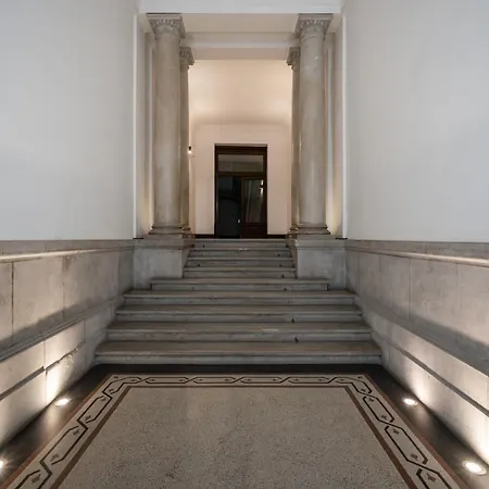 Architecture Fan's Near Opera House Apartment