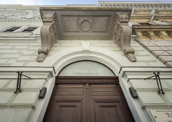 Architecture Fan's Near Opera House *