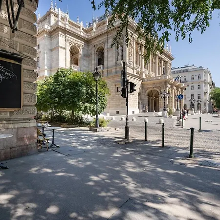 Апартаменты Architecture Fan's Near Opera House