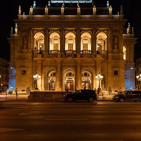Architecture Fan's Near Opera House Budapesta